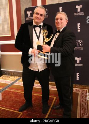 2022 International Emmy Awards, Gewinner von Press Red Carpet, New York Midtown Hilton, 1335 6. Ave, New York, NY 10019, USA. 21. November 2022. „Vigil“, eine kontroverse BBC-TV-Serie, die sich auf Konflikte an Bord eines Trident-U-Boots konzentriert und im Vereinigten Königreich produziert wird, erhielt 2022 den Int Emmy Award für die beste Drama-Serie, Als World Productions Exec Producer Jake Lushington und „Vigil“ Series Creator Tom Edge ihre begehrte Auszeichnung auf dem roten Teppich der Gewinnerpresse feierten, folgte die jährliche Gala von Int Emmy, ©Julia Mineeva/EGBN TV News/Alamy Live News Stockfoto