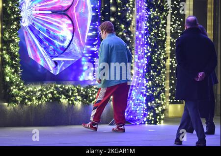 New York, USA. 22.. November 2022. Sir Elton John bereitet sich darauf vor, vor dem Kaufhaus Saks Fifth Avenue zu posieren, während der Weihnachtsfeiertage in New York, NY, am 22. November 2022. (Foto: Anthony Behar/Sipa USA) Guthaben: SIPA USA/Alamy Live News Stockfoto