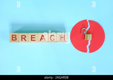 Konzept für Datenmissbrauch und Informationsdiebstahl. Kreative Komposition mit Wörtern auf Holzblöcken und offenem Vorhängeschloss. Stockfoto