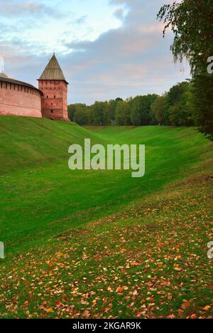 Alte Denkmäler des Veliky Novgorod. Der Graben und die Mauern des Kremls im Herbst, 19. Jahrhundert, ein UNESCO-Denkmal. Russland, 2022 Stockfoto