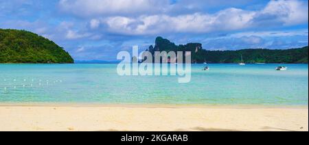 Asiatische Frauen am Strand von Loh Dalum Beach Koh Phi Phi Don am Morgen, Koh Phi Phi Island Thailand. Stockfoto