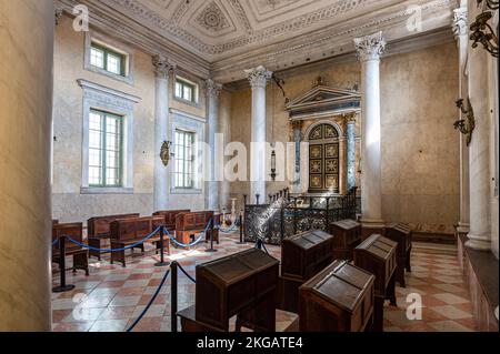 Blick auf den Gebetsraum der Synagoge im Lombard-Stil mit beigefarbenen Marmorwänden und korinthischen Säulen. In der Stadt Sabbioneta, die im 16.. Jahrhundert von Prinz Vespasiano i Gonzaga Colonna nach dem Modell der Renaissance geschaffen wurde, wurde ein jüdisches Viertel abgegrenzt. Die Synagoge wurde 1824 erbaut und gehört seit 2008 zum UNESCO-Weltkulturerbe. Es kann von Touristen mit einem kleinen Museum besucht werden, das seine Geschichte erzählt. Stockfoto