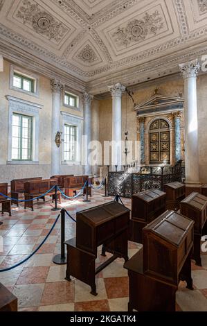 Sabbioneta, Italien. 19.. Aug. 2022. Blick auf den Gebetsraum der Synagoge im Lombard-Stil mit beigefarbenen Marmorwänden und korinthischen Säulen. In der Stadt Sabbioneta, die im 16.. Jahrhundert von Prinz Vespasiano i Gonzaga Colonna nach dem Modell der Renaissance geschaffen wurde, wurde ein jüdisches Viertel abgegrenzt. Die Synagoge wurde 1824 erbaut und gehört seit 2008 zum UNESCO-Weltkulturerbe. Es kann von Touristen mit einem kleinen Museum besucht werden, das seine Geschichte erzählt. (Foto: Laurent Coust/SOPA Images/Sipa USA) Guthaben: SIPA USA/Alamy Live News Stockfoto