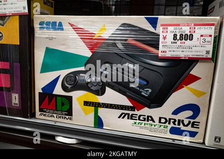 Tokio, Japan. 16.. November 2022. Eine gebrauchte Videospielkonsole Sega Mega Drive 2 (Sega Genesis) aus den 1990er-Jahren zum Verkauf in Japan. Der Großteil der weltweit verkauften Oldtimer- und generalüberholten Elektronik stammt aus japanischen Geschäften, da die Qualität der Wartung und Pflege inmitten einer boomenden Popularität bei alten Elektronikgeräten und analogen 35mm-Filmen hoch ist.Japan hat sich nach über zwei Jahren Reiseverboten aufgrund der COVID-19-Pandemie vor kurzem wieder für den Tourismus geöffnet. Der Yen (JPY) ist gegenüber dem US-Dollar stark abgewertet worden, was zu wirtschaftlichen Turbulenzen für den internationalen Handel und die japanische Wirtschaft geführt hat. (Kreditbild: © Taidgh Barron/ Stockfoto