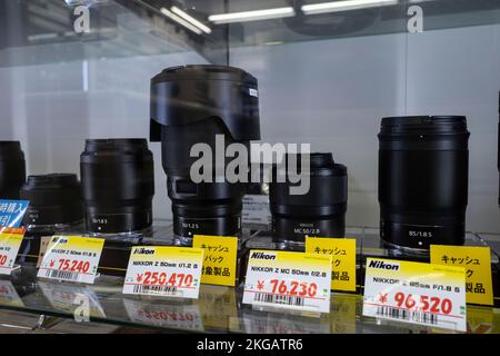 Tokio, Japan. 18.. November 2022. Ich habe Nikon Objektive der Z-Mount-Serie für den Verkauf in Japan verwendet. Die meisten weltweit verkauften Oldtimer- und generalüberholten Analogkameras stammen aufgrund der hohen Wartungs- und Pflegequalität in Verbindung mit einer boomenden Beliebtheit bei Fotografie und analogem 35mm-Film aus japanischen Geschäften.Japan hat sich nach über zwei Jahren Reiseverboten aufgrund der COVID-19-Pandemie vor kurzem wieder für den Tourismus geöffnet. Der Yen (JPY) ist gegenüber dem US-Dollar stark abgewertet worden, was zu wirtschaftlichen Turbulenzen für den internationalen Handel und die japanische Wirtschaft geführt hat. (Kreditbild: © Taidgh Barron/ZUMA Press Wire) Stockfoto