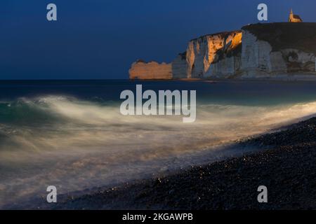 Etretat-Strand mit Blick auf Falaise d'Amont und Chapelle Notre-Dame de la Garde, Blue Hour, Etretat, Alabasterküste, La Côte d'Albâtre, Die Normandie, Fran Stockfoto