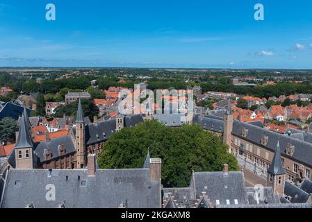 Blick auf das Ensemble der historischen Abtei vom lange Jan Kirchturm, Middelburg, Zeeland, Niederlande Stockfoto