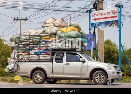 BANGKOK, THAILAND, 01 2022. JUNI, Ein mit vielen Säcken beladener Pick-up-Wagen fährt auf einer Straße Stockfoto