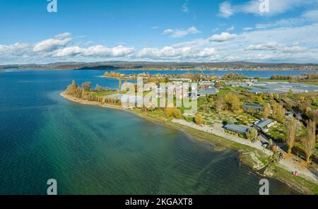 Blick über den Bodensee mit dem westlichen Teil der Insel Reichenau, unten rechts der Sandseele Campingplatz, Niederzell, Constance District, Stockfoto