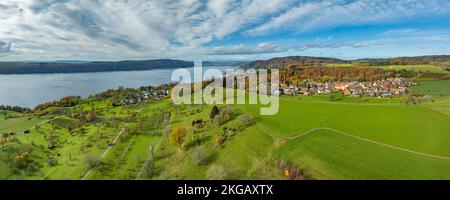 Blick auf den Bodensee, den Überlingen-See, auf der rechten Seite die Bodensee-Gemeinde Hödingen, auf der linken Seite den Bodanrück, am Horizont den Hegau Stockfoto