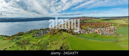 Blick auf den Bodensee, den Überlingen-See, auf der rechten Seite die Bodensee-Gemeinde Hödingen, auf der linken Seite den Bodanrück, am Horizont den Hegau Stockfoto