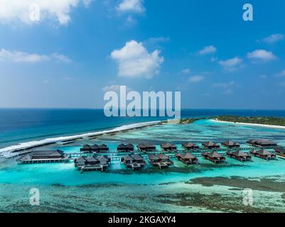 Luftaufnahme, Paradise Island mit Wasser Bungalows, Indischer Ozean, Lankanfushi, North Malé Atoll, Malediven, Asien Stockfoto