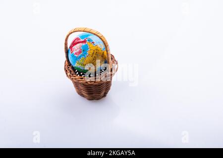 Kleines Modell globe in einem Korb in Aussicht Stockfoto