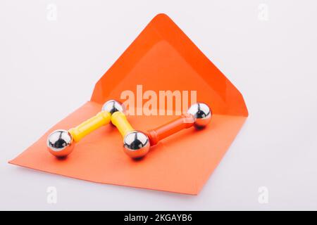 Magnetische Spielbügel und magnetische Kugeln auf rotem Umschlag Stockfoto