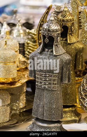 Mittelalterliche Stahl und Gold Rüstungen in der Ansicht farbig Stockfoto