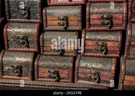 Satz von Holzkisten hellbraune Farbe Stockfoto