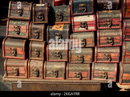 Satz von Holzkisten hellbraune Farbe Stockfoto