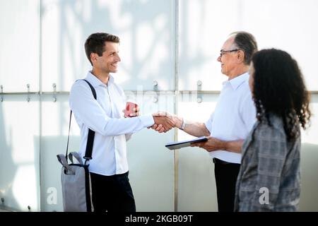 Jungunternehmer schütteln sich bei einem Glückstreffen die Hand. Stockfoto