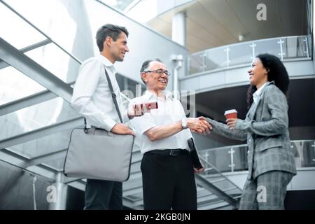 Geschäftsleute treffen sich in der Lobby des Business Centers. Stockfoto