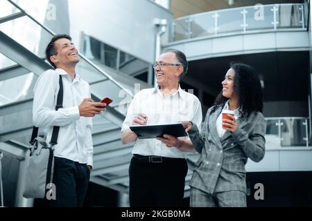 Geschäftsteam diskutiert ein Geschäftsdokument in der Halle des Business Centers. Stockfoto