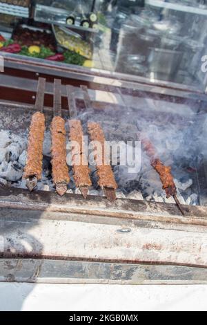 Huhn shashlyk wird in der Ansicht gegrillt Stockfoto