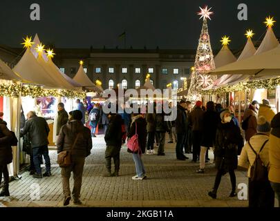 Berlin, Deutschland. 22.. November 2022. Besucher besuchen den Weihnachtsmarkt vor der Berliner Staatsoper am 22. November 2022 in Berlin. Kredit: Stefan Zeitz/Xinhua/Alamy Live News Stockfoto