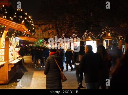 Berlin, Deutschland. 22.. November 2022. Besucher besuchen den Weihnachtsmarkt neben dem Roten Rathaus in Berlin am 22. November 2022. Kredit: Ren Pengfei/Xinhua/Alamy Live News Stockfoto