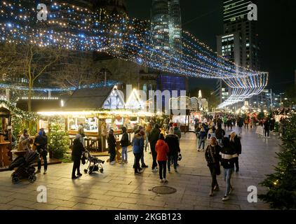 Berlin, Deutschland. 22.. November 2022. Besucher besuchen den Weihnachtsmarkt am Breitscheidplatz in Berlin am 22. November 2022. Kredit: Stefan Zeitz/Xinhua/Alamy Live News Stockfoto