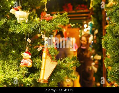 Berlin, Deutschland. 22.. November 2022. Besucher besuchen den Weihnachtsmarkt am Alexanderplatz in Berlin am 22. November 2022. Kredit: Ren Pengfei/Xinhua/Alamy Live News Stockfoto