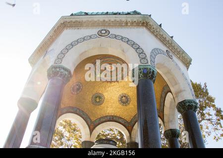 Der Deutsche Brunnen ist ein Springbrunnen im Pavillon-Stil am nördlichen Ende des alten Hippodroms (Sultanahmet-Platz), Istanbul, Türkei, Asien Stockfoto