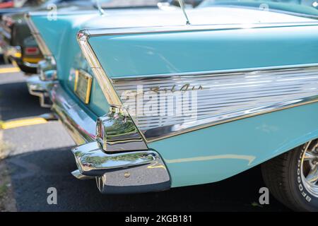 NISSWA, Minnesota – 30. JULI 2022: Heckschwanz eines restaurierten klassischen Chevrolet Bel Air-Automobils aus dem Jahr 1957 in Nahaufnahme. Ein legendäres Merkmal des Chevy 57 Stockfoto