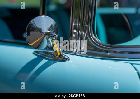 NISSWA, Minnesota – 30. JULI 2022: Rückspiegel in einem restaurierten klassischen Chevrolet Bel Air-Automobil aus dem Jahr 1957, in Nahaufnahme, mit selektivem Fokus. Stockfoto