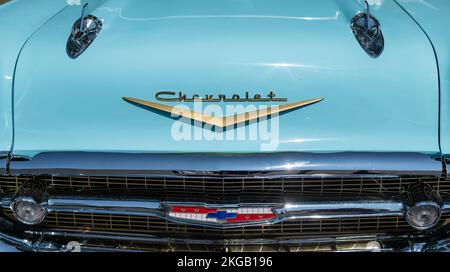 NISSWA, Minnesota – 30. JULI 2022: Front End eines 57 Chevy Bel Air Autos, mit Chevrolet Logo, Haubenraketen und Kühlergrill, in Nahaufnahme. Stockfoto