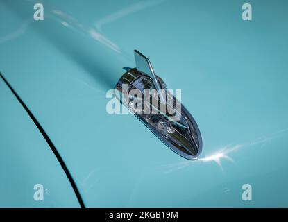 NISSWA, Minnesota – 30. JULI 2022: Hood Rakete auf einem restaurierten klassischen Chevrolet Bel Air-Automobil aus dem Jahr 1957, Nahaufnahme. Ein legendäres Merkmal des Chevy 57. Stockfoto