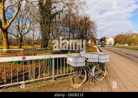 Fahrrad mit Kunststoffbehältern von Food Sharing, Lebensmittelvertrieb, Köln, Nordrhein-Westfalen, Deutschland, Europa Stockfoto