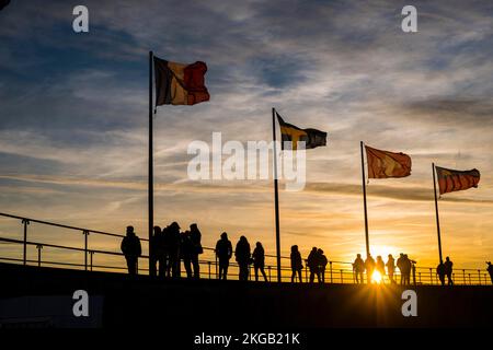 Menschen, Silhouetten, Flaggen, Hafen in Lindau am Bodensee, Bayern, Deutschland, Europa Stockfoto