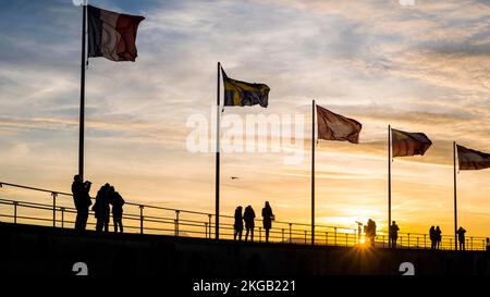 Menschen, Silhouetten, Flaggen, Hafen in Lindau am Bodensee, Bayern, Deutschland, Europa Stockfoto