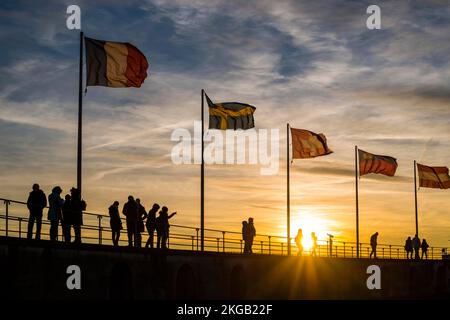 Menschen, Silhouetten, Flaggen, Hafen in Lindau am Bodensee, Bayern, Deutschland, Europa Stockfoto