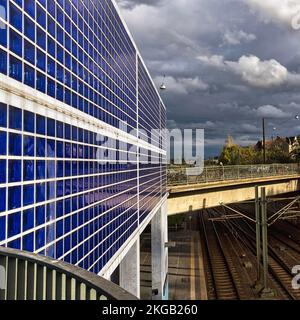 Bahnhofsgebäude aus blauen Glasblöcken und freiliegendem Beton, Bahnhof Hannover-Nordstadt, S-Bahn, Architekt Hansjörg Göritz, Projekt für Expo 2000, Stockfoto