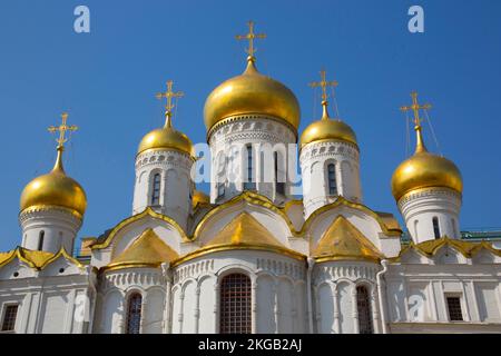 Goldene Zwiebelkuppeln der Kremlkirche, Moskau, Russland, Europa Stockfoto