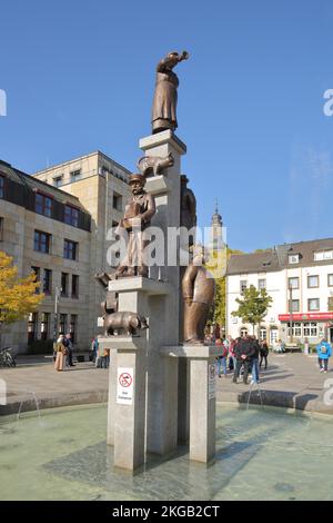 Kornmarktbrunnen von Karl Steiner 1975 mit Originalen, Geschichte, Figuren, Frau, Polizist, Wache, Zierbrunnen, Kornmarkt, Markplatz, Bad Kre Stockfoto