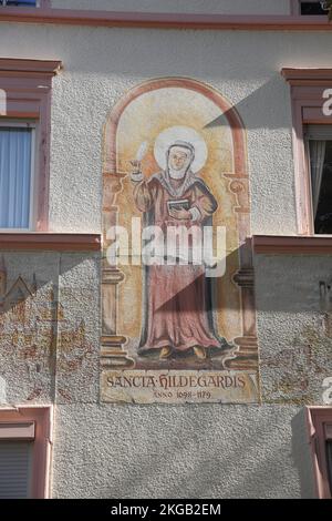 Wandbild der Heiligen Abbess Sancta Hildegardis Hildegard von Bingen 1089-1179, Bingen, Rhein-Hessen, Rheinland-Pfalz, Deutschland, Europa Stockfoto