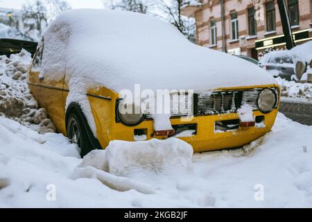 Auto mit Schnee bedeckt Stockfoto