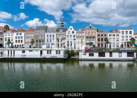 Stadtbild mit Hausbooten in Londensekaai, Middelburg, Zeeland, Niederlande Stockfoto