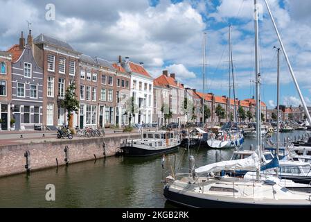 Stadtbild mit Yachthafen in Rouaansekaai, Middelburg, Zeeland, Niederlande Stockfoto