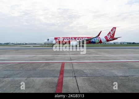 Bangkok, Thailand. 23.. November 2022. Ein Thai AirAsia (FD) Airbus A320-200 kommerzielles Passagierflugzeug Taxi auf der Landebahn nach der Landung am Don Mueang International Airport (DMK) in Bangkok. Die internationale Reise in Thailand nimmt wieder zu, da ausländische Touristen schnell auf das Niveau vor der Pandemie ankommen, was erheblich zur Erholung der tourismusabhängigen Wirtschaft beiträgt. Kredit: SOPA Images Limited/Alamy Live News Stockfoto