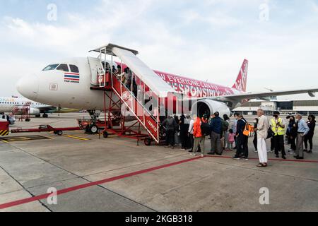 Bangkok, Thailand. 23.. November 2022. Passagiere steigen am Don Mueang International Airport (DMK) in Bangkok in einen Thai AirAsia (FD) Airbus A320-200 ein. Die internationale Reise in Thailand nimmt wieder zu, da ausländische Touristen schnell auf das Niveau vor der Pandemie ankommen, was erheblich zur Erholung der tourismusabhängigen Wirtschaft beiträgt. Kredit: SOPA Images Limited/Alamy Live News Stockfoto