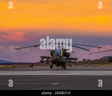 EIN US-AMERIKANISCHER Army Boeing AH-64 Apache vom 2-6. Kavallerie-Geschwader, 25.. Kampfluftfahrt-Brigade, 25.. Infanterie-Division, auf Pohakuloa Training Grounds, Hawaii, 5. November 2022. Der Apachen ist der Angriffshubschrauber der Armee Militärfoto von PFC Mariah Aguilar, 25.. Infanteriedivision) Stockfoto