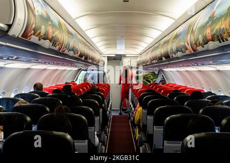 Bangkok, Thailand. 23.. November 2022. Flugbegleiter bereiten sich beim Einsteigen in ein gewerbliches Passagierflugzeug des Typs AirAsia (FD) A320-200 vor, das vom Don Mueang International Airport (DMK) in Bangkok abfliegt. Die internationale Reise in Thailand nimmt wieder zu, da ausländische Touristen schnell auf das Niveau vor der Pandemie ankommen, was erheblich zur Erholung der tourismusabhängigen Wirtschaft beiträgt. Kredit: SOPA Images Limited/Alamy Live News Stockfoto