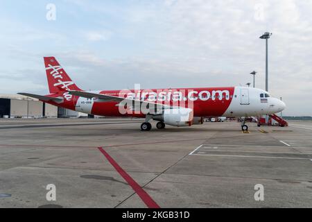 Bangkok, Thailand. 23.. November 2022. Am Don Mueang International Airport (DMK) in Bangkok wird ein gewerbliches Passagierflugzeug des Typs Airbus A320-200 gesehen. Die internationale Reise in Thailand nimmt wieder zu, da ausländische Touristen schnell auf das Niveau vor der Pandemie ankommen, was erheblich zur Erholung der tourismusabhängigen Wirtschaft beiträgt. Kredit: SOPA Images Limited/Alamy Live News Stockfoto
